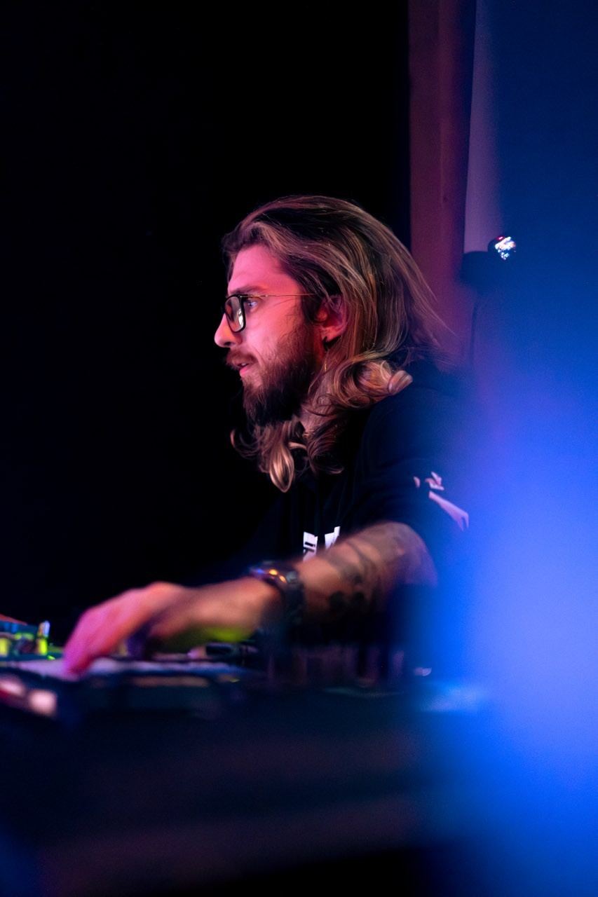 DJ aux platines pendant le TechDrink VI